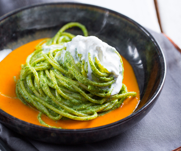 Spaghetti met rucola, paprika en stracciatella