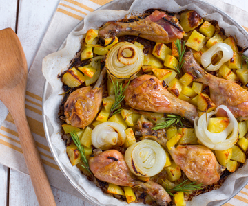 Kip uit de oven met aardappels en uien