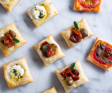 Vierkante bladerdeegpizzetjes