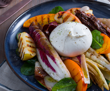 Burrata met gegrilde groenten en fruit