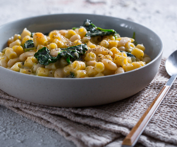 Pasta met bonen en zwarte kool