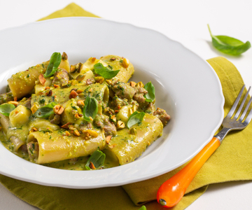 Paccheri met pistachepesto, Italiaanse worst en provola