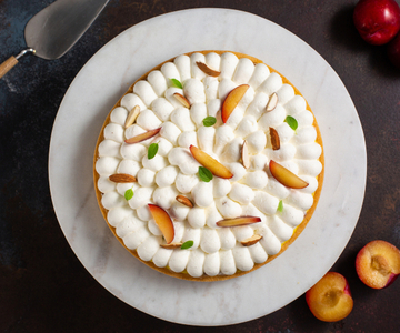 Crostata met amandelbanketbakkersroom, chantilly en pruimen