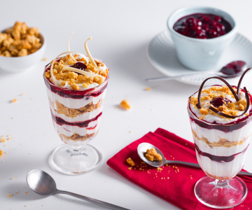 Yoghurtmousse met amarenegelei en crumble