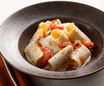 Paccheri met gorgonzola, zwarte peper en rode garnalen