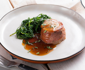 Varkenshaas omwikkeld met spek en agretti