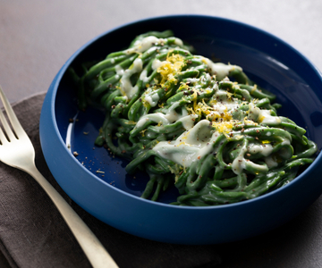 Groene spaghetti alla chitarra met cacio e pepe