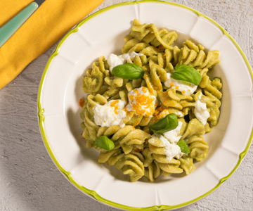 Pasta met aspergecrème, stracciatella en bottarga