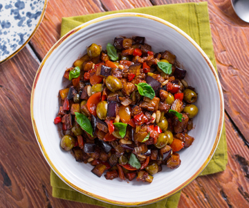 Caponata van aubergines met cacaosaus