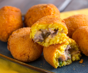 Arancini met vlees en béchamelsaus