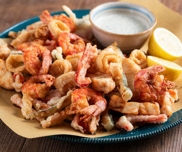 Gefrituurde mix van vis en groenten