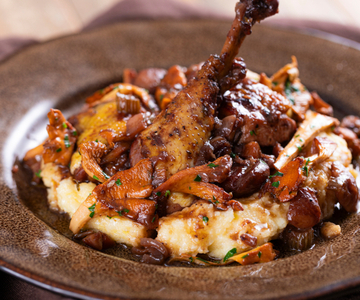 Kipstoofpot met kastanjes en paddenstoelen