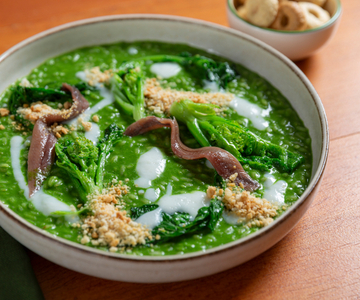 Risotto met raapstelen, ansjovis en knoflooksaus