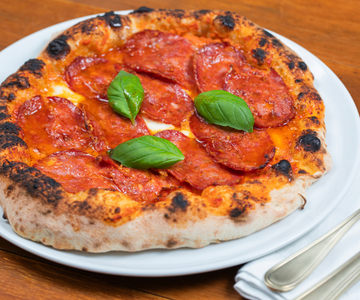 Pizza met paprikacrème en spianata