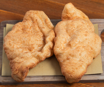 Gefrituurde pizza met ricotta en cicoli