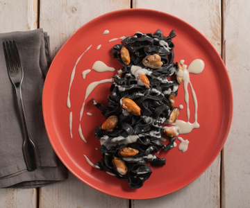 Tagliatelle met sepia-inkt, pecorino, mosselen en lardo