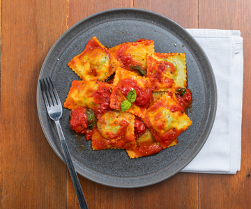 Ravioli met aardappel en kruiden in tomatensaus