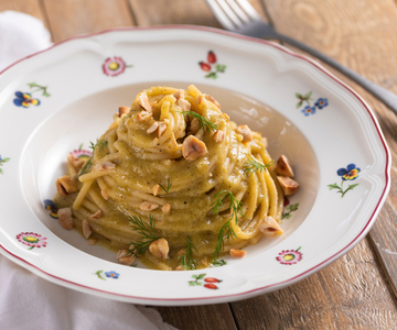 Pasta met romige saus van gestoofde prei, hazelnoten en wilde venkel