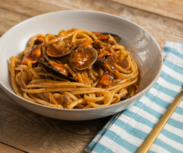 Romige pasta met mosselen en venusschelpen