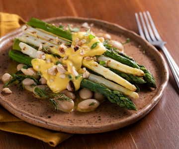 Asperges met witte bonen en hollandaisesaus