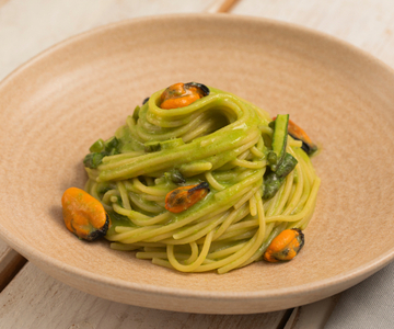 Spaghetti met doperwtcrème, asperges en mosselen