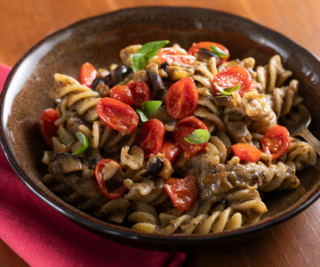 Pasta met auberginecrème en cherrytomaatjes