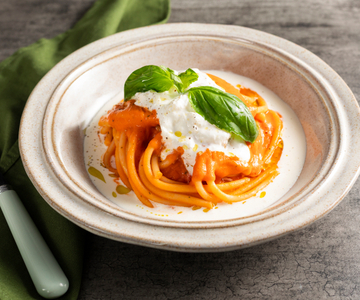 Pasta met saus van cherrytomaatjes en stracciatella