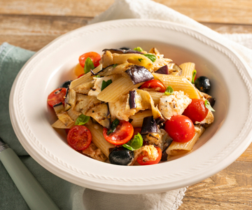 Koude pasta met mozzarella en gegrilde aubergines