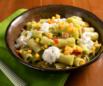 Koude pasta met courgettecrème, perziken en stracciatella