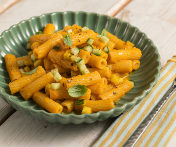 Koude pasta met geroosterde wortelcrème