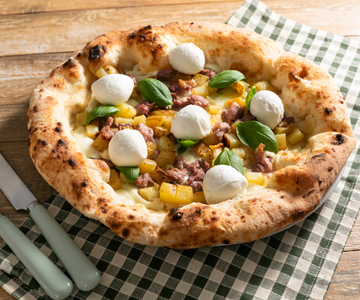 Contemporaine pizza met worst en aardappelen