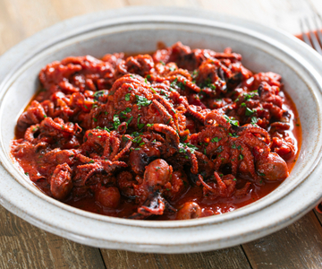 Kleine octopusjes in pittige tomatensaus