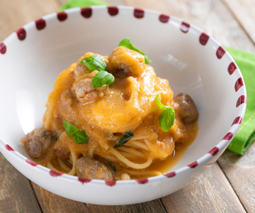 Spaghetti met worstballetjes en gele tomatensaus
