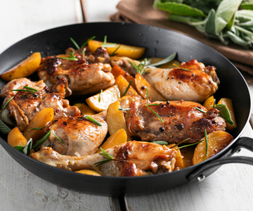 Kip en aardappels in de koekenpan