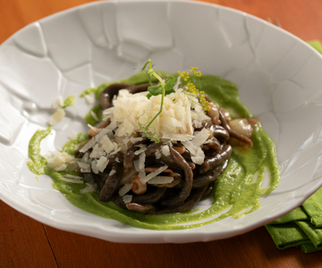 Pici met koffie, aglione, pancetta en erwten