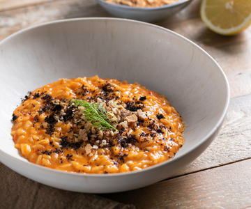 Risotto met zoete paprika's en ansjoviscrumble