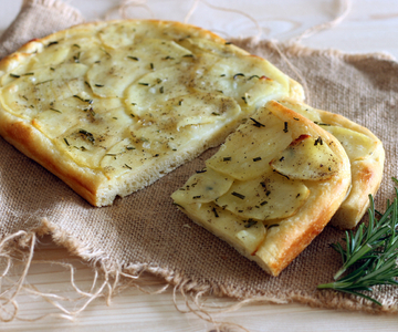 Eenvoudige en snelle focaccia met aardappelen