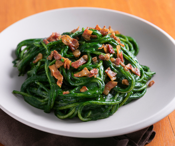 Pasta met spinaziecrème en krokante guanciale