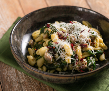 Cavatelli met salamella, raapstelen en crusco-paprika