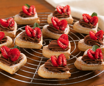 Bladerdeeghartjes met frambozen en hazelnootcrème