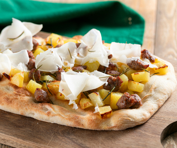 Pinsa met salsiccia en aardappels