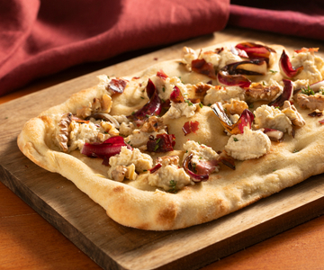 Pinsa met radicchio, speck en walnoten