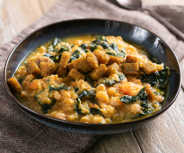 Soep van zwarte kool en kikkererwten