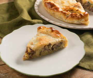 Hartige taart met aardappel en worst