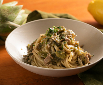 Pasta met artisjokken, tonijn en citroen