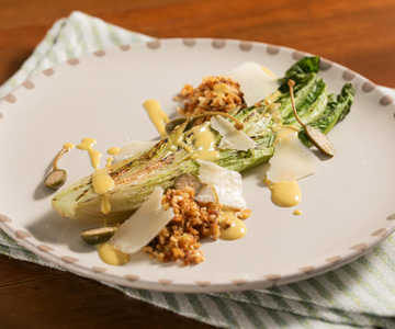 Gegrilde sla met mosterd en geitenkaas