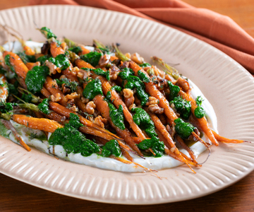 Geroosterde wortels met honing, geitenkaas en groene saus