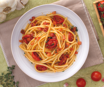 Bucatini met confit-cherrytomaatjes en blokjes pancetta