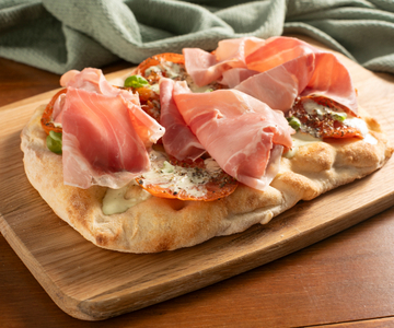 Pinsa met geroosterde tomaten, burrata en cotto