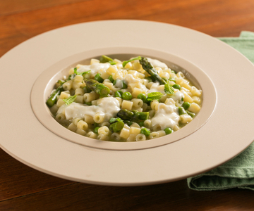 Romige tubetti met asperges, doperwten en pecorino